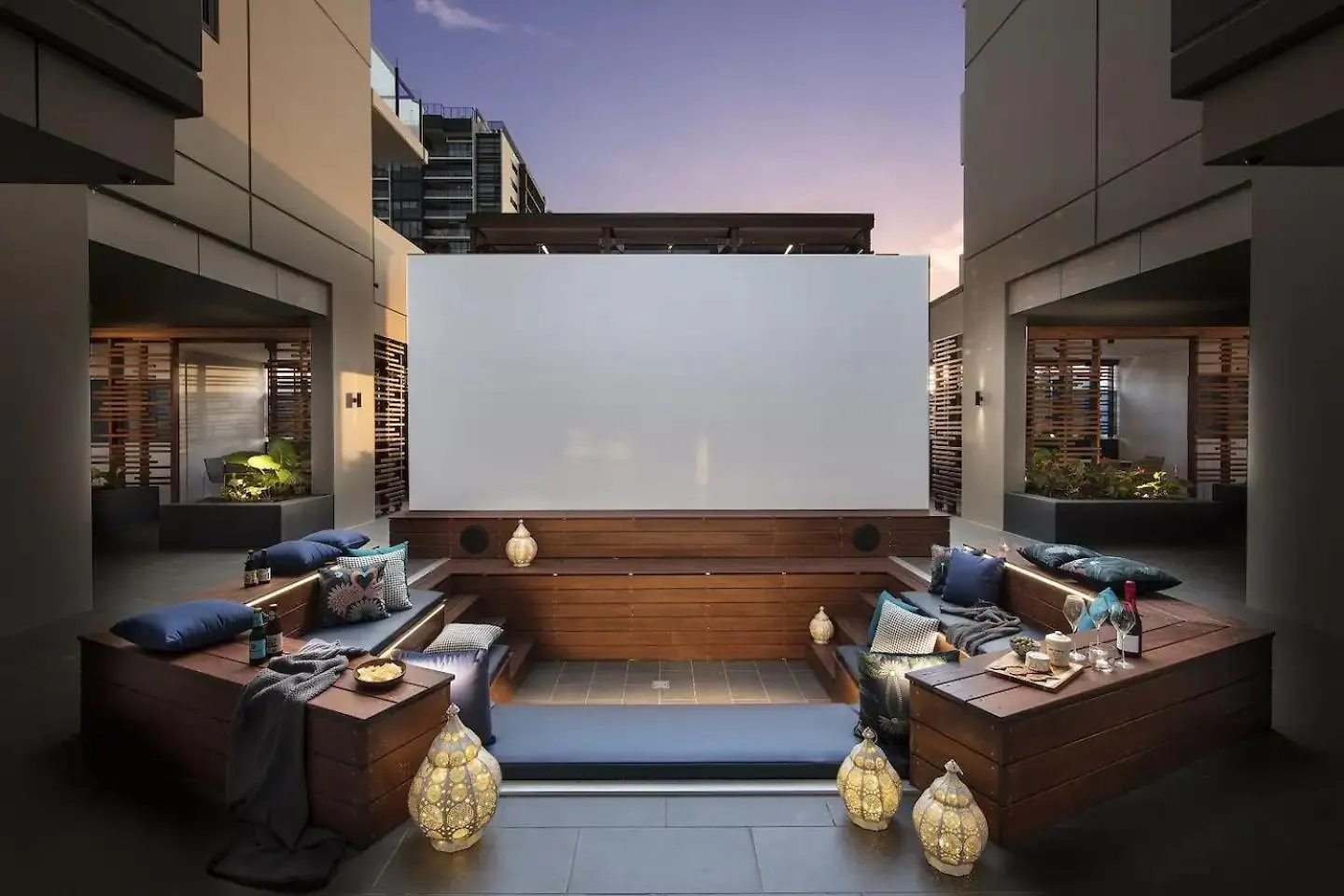 King Bed, Car Park And Gorgeous City & River Views Brisbane Apartment
