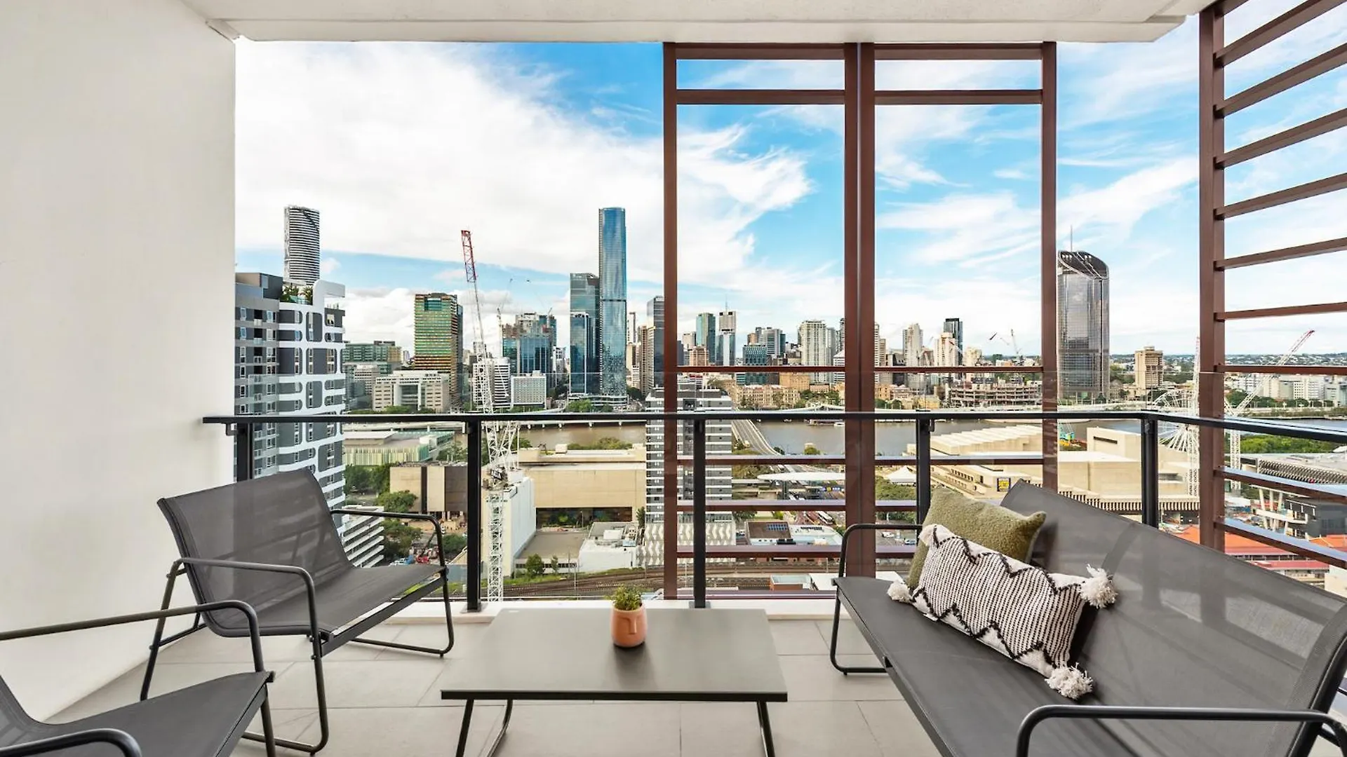 King Bed, Car Park And Gorgeous City & River Views Brisbane Australien