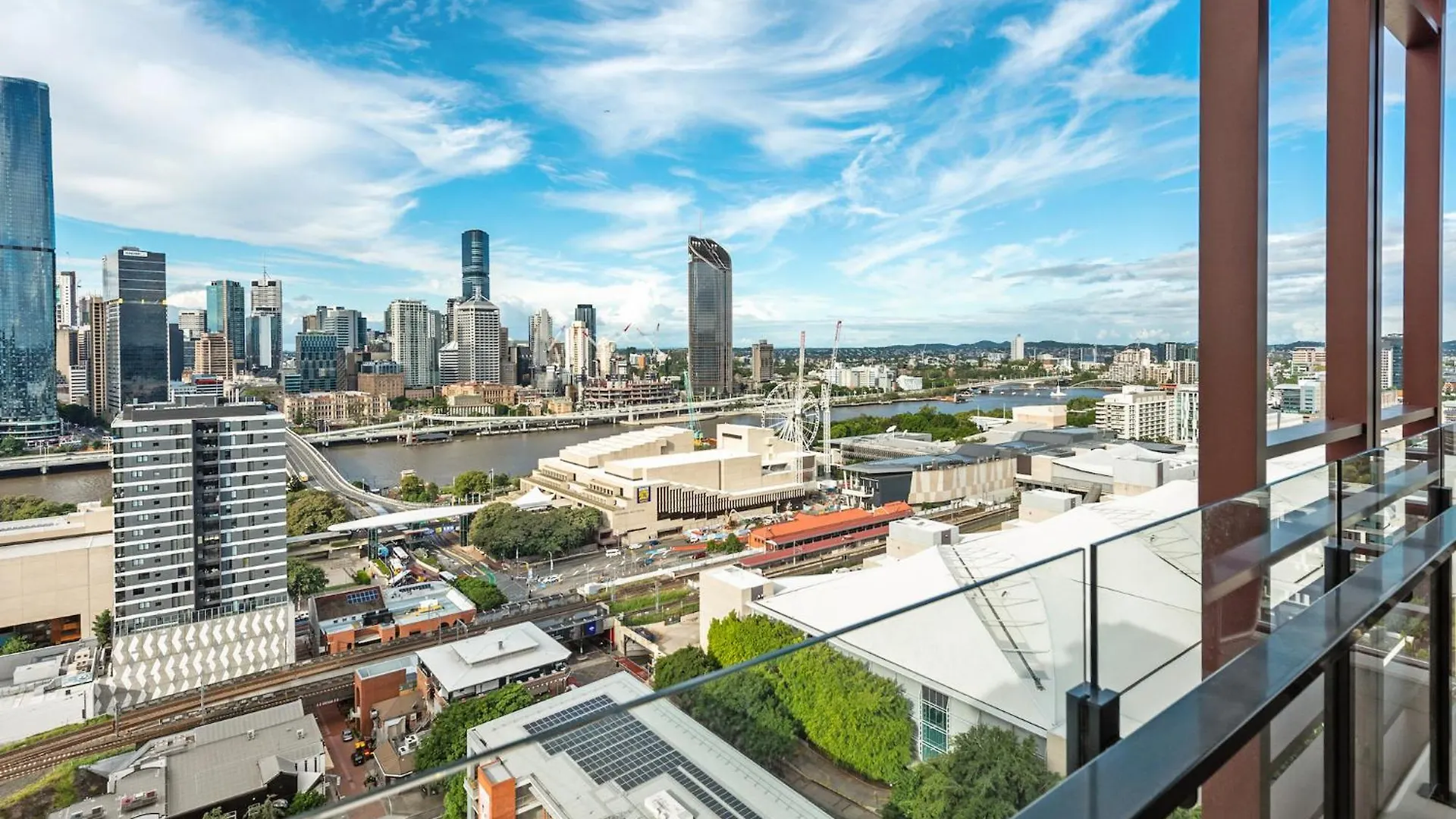 King Bed, Car Park And Gorgeous City & River Views Brisbane Apartment